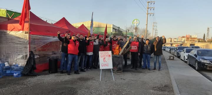 yabankedileri's tweet photo. @umutsenkocaeli Grid Solutions’a ait Kocaeli’nin Gebze ilçesinde bulunan fabrikada grev, 5 gündür fiili olmak üzere 6. gününde devam ediyor.
#Grev #FiiliGrev #GridSolutions
https://t.co/0BtezQduJM https://t.co/T7YiZaDqM2
