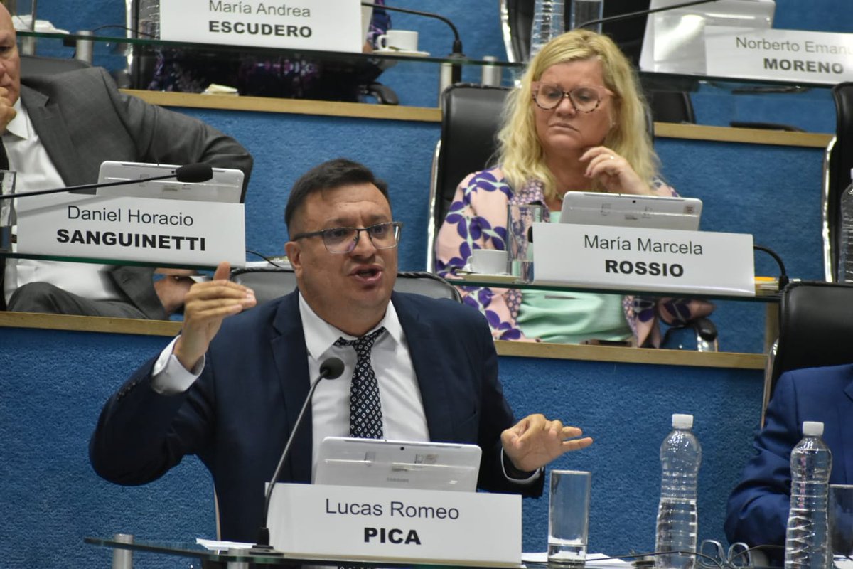 LucasPicaRN's tweet photo. "Tenemos que dar un shock de confianza"
Proyecto #FichaLimpia
Sesión Ordinaria Legislativa
18-12-2024
#lucaspicalegislador
#jsrn
@LegislaturaRN 🔵 https://t.co/a0pySrfSZK