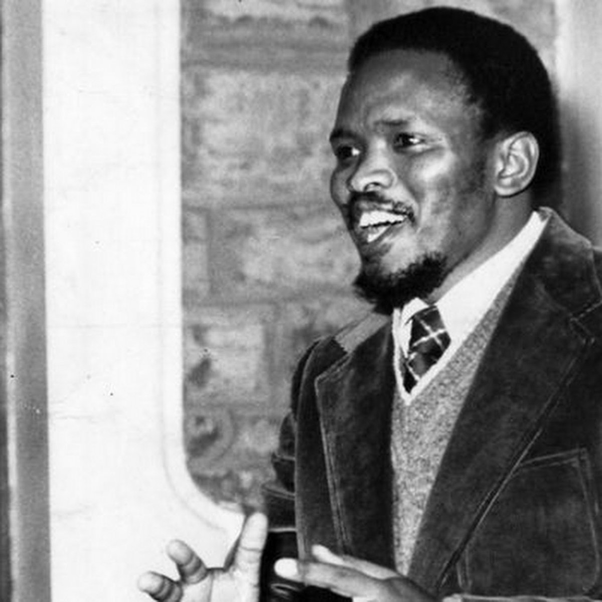 Qhawe___L's tweet photo. As an African,the 18th of December should be more important to you than the 25th cos a true hero,Bantu Stephen Biko who died at the hands of your oppressor fighting for your liberation was born on this day.

Teach your kids about him more than the fairytales of Cesare Borgia. https://t.co/OaMh63FXHx
