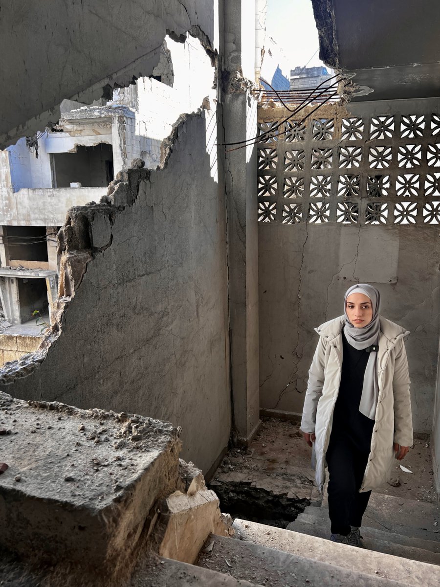 ✍️🕊️ "Les milices d'Assad ont détruit nos maisons et nos souvenirs, mais ils n’ont pas gagné. Mes enfants grandiront ici."

Dans les cendres de Homs, Sara revoit pour la première fois son quartier après 7 ans d'exil.

👉 Reportage, à lire cette semaine dans <a href="/LaVieHebdo/">La Vie</a>