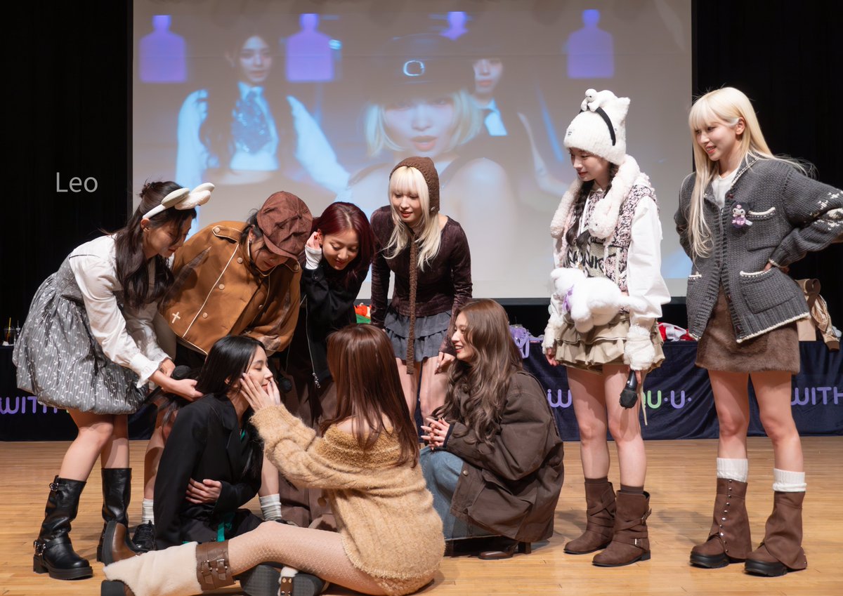 steamboss80's tweet photo. 241213 일지아트홀
이 사진 너무 맘에 듬
큰손으로 막내 얼굴 쪼물딱하는 맏이
머리카락 방해되지 말라고 잡고 있는 쯔위
본인은 눈 안감아도 되는데 눈감고 있는 챙ㅋㅋ
귀여워하며 보고 있는 언니들
멀리서 지긋이 바라보는 미나
즐겁고 따뜻한 한때를 보내고 있는 구와이스
#TWICE #트와이스 https://t.co/H8amZsf6J5