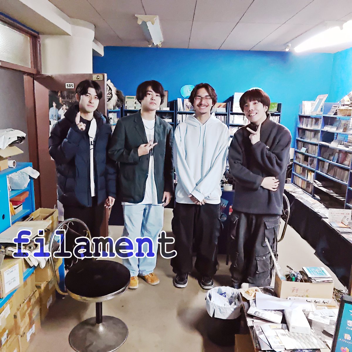 HOOKUPRECORDS's tweet image. 本日2ndLINEで自主企画を行う奈良の「フィラメント」が挨拶をしに来店。「Age Factory」が大好きなVoGt.薫平君は人当たりが良く友達が多そうですね。スケジューリングについて、色々と話をさせてもらいました！後でライブ見に行きますねー！
#フィラメント #filament