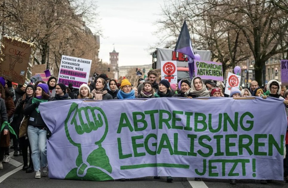 L'avortement est illégal en Allemagne. Si avorter n’entraîne pas aujourd’hui de poursuites, que se passera-t-il si prochain gouvernement est d’extrême droite ? Des député·es allemand·es ont déposé un projet de loi pour légaliser l'avortement.

Le Planning familial allemand lance