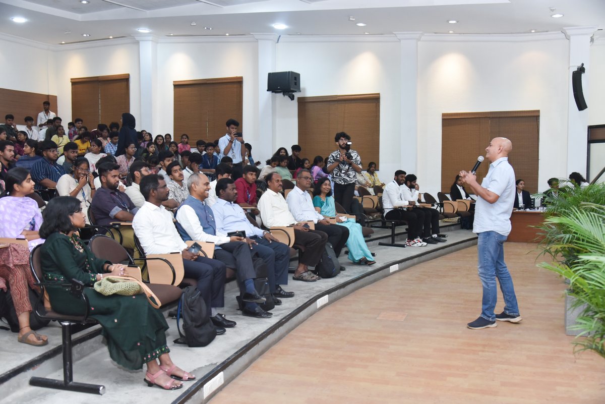 CPPRIndia's tweet image. Highlights from the #EconomicsConclave held on December 16th at the Kumaraguru College of Liberal Arts and Science campus in Coimbatore!

Mr. Raj Cherubal delivered an inspiring Spotlight Talk on &apos;Driving Change: User-Centric Approach to Mobility Challenges&apos;, exploring innovative…