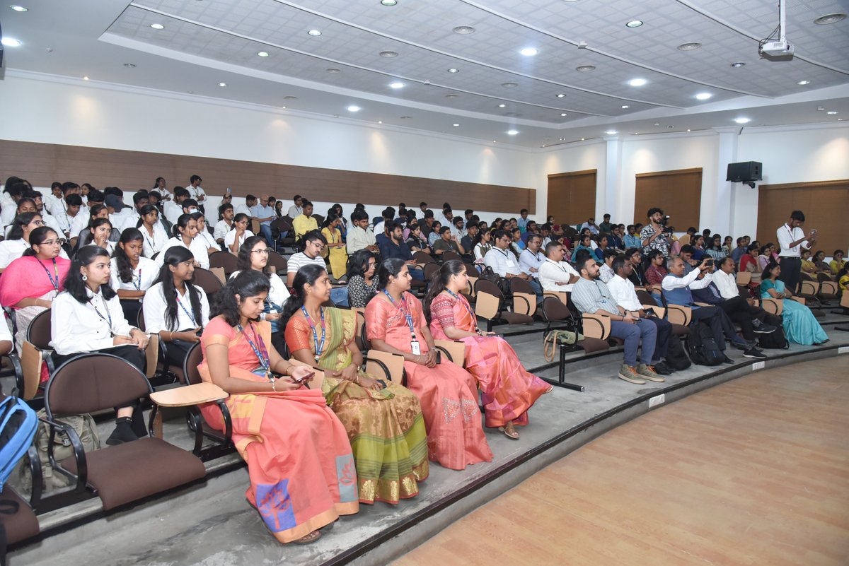 CPPRIndia's tweet image. Highlights from the #EconomicsConclave held on December 16th at the Kumaraguru College of Liberal Arts and Science campus in Coimbatore!

Mr. Raj Cherubal delivered an inspiring Spotlight Talk on &apos;Driving Change: User-Centric Approach to Mobility Challenges&apos;, exploring innovative…