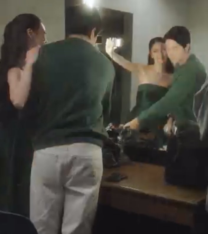 kimpaucrumbs's tweet photo. may pa mirror selfie sila ohhh 😭

KIMPAUtastic MERRYkules

#MyLoveWillMakeYouDisappear https://t.co/188guGgZbZ