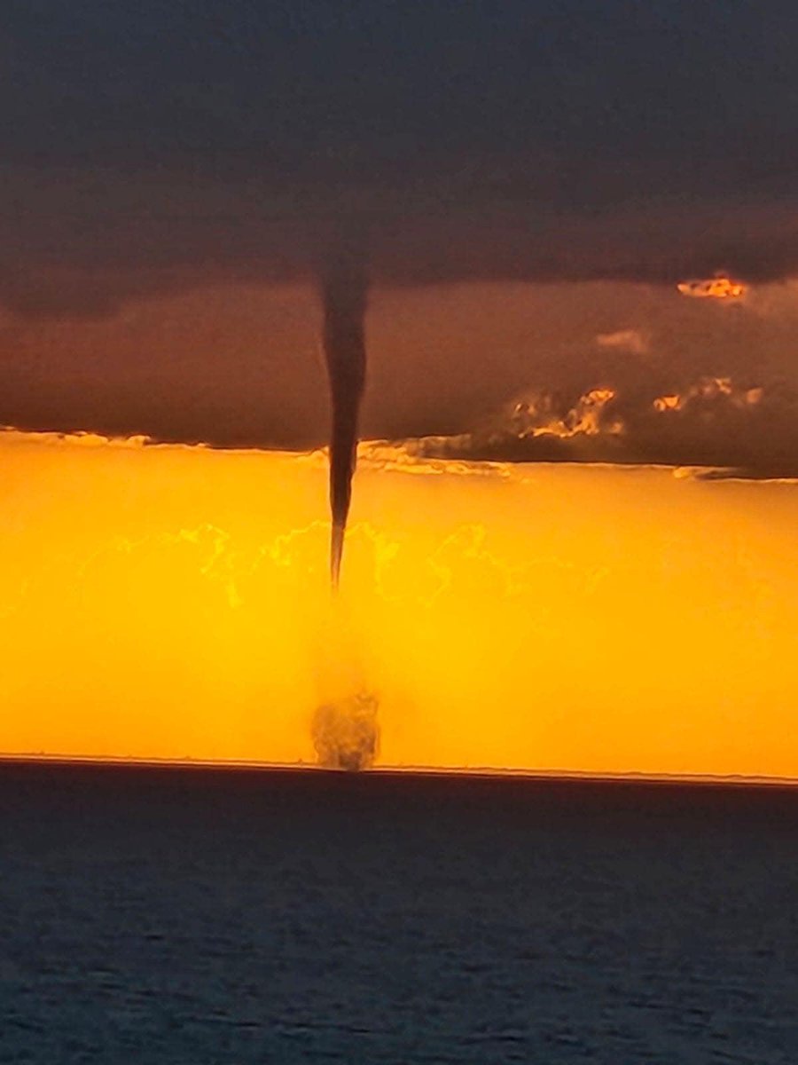 ICWR's tweet image. ICWR Waterspout Picture of the Month!
This sunset waterspout that was seen from a cruise ship over the Gulf of Mexico is our December waterspout picture of the month. icwr.ca