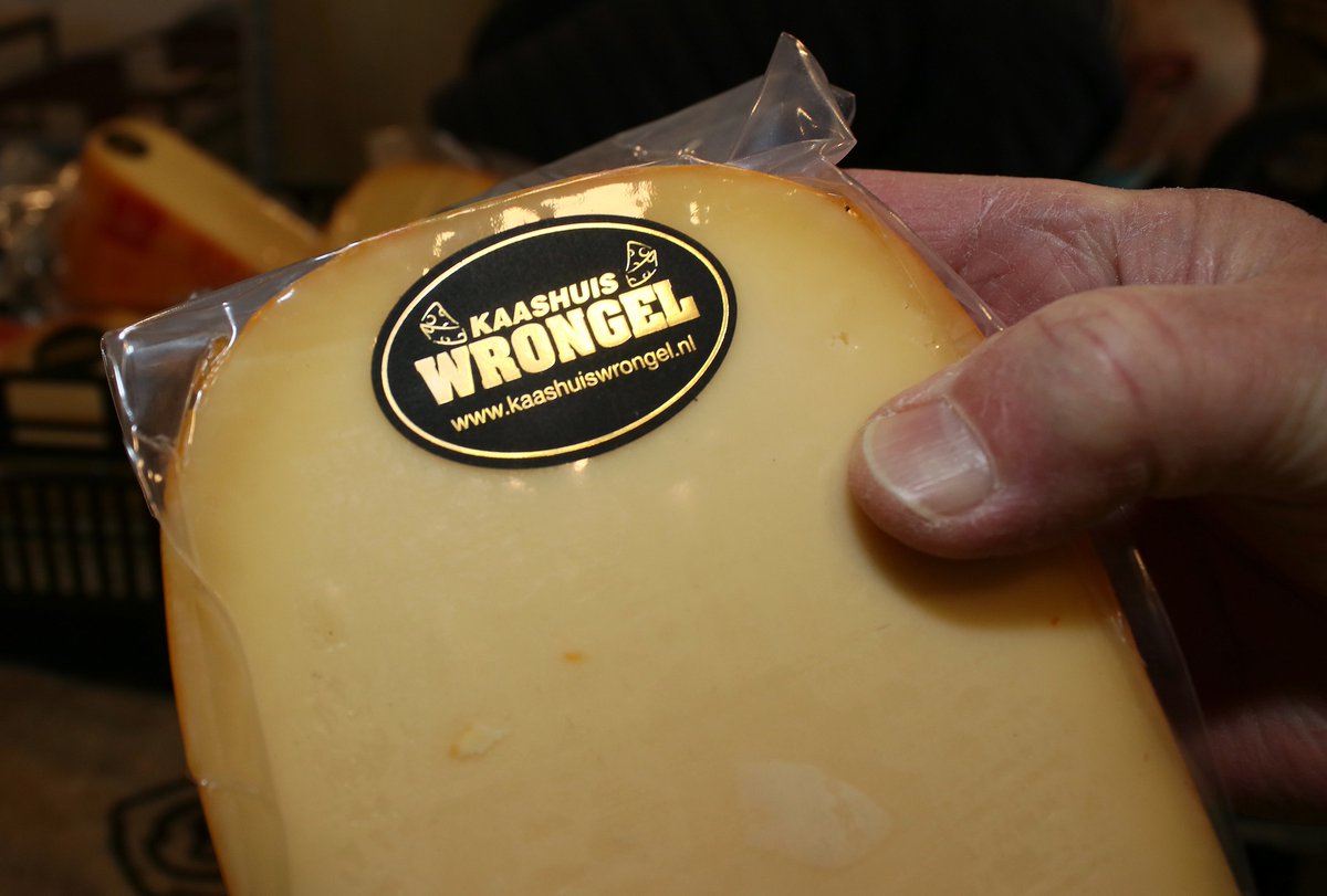 Vanmorgen werden we verrast door <a href="/MFShippingGroup/">MF Shipping Group</a> uit Farmsum. Voor elk huishouden <a href="/VdsbEemsdelta/">VoedselbankEemsdelta</a> een stuk (h)eerlijke kaas! 

Onze klanten zullen dit enorm waarderen! 🙏 De kaas werd -met korting- uitgeleverd door Kaashuis Wrongel uit Hoogezand.   

Info📷bit.ly/36n3O6A