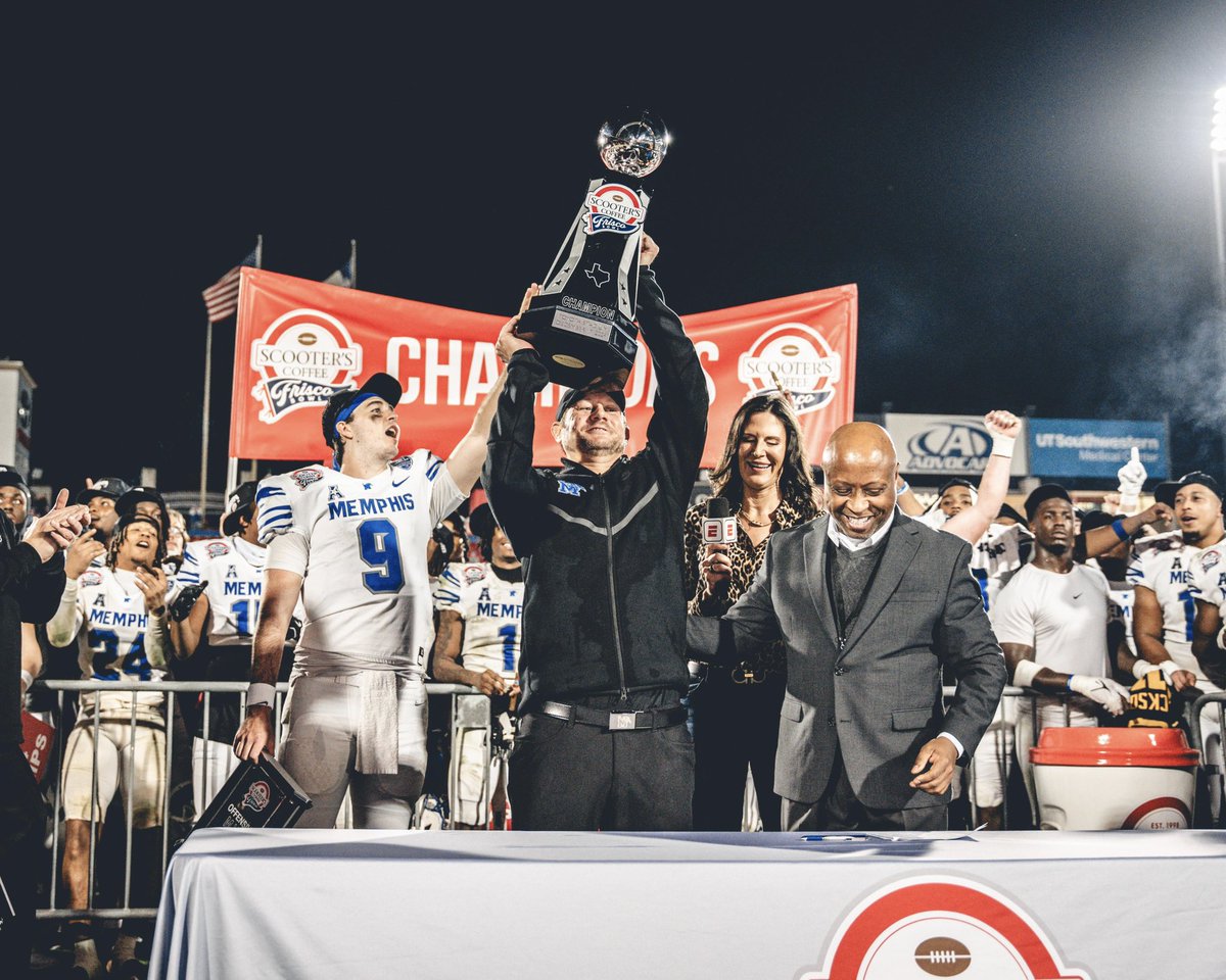 TigersAthletics's tweet photo. ✅ 11 win season
✅ 11 consecutive bowl appearances 
✅ 5 consecutive bowl wins
✅ No. 25 in the country 

Tiger Nation, give it up for @MemphisFB 👏Ⓜ️ https://t.co/2jkCpM0rJo