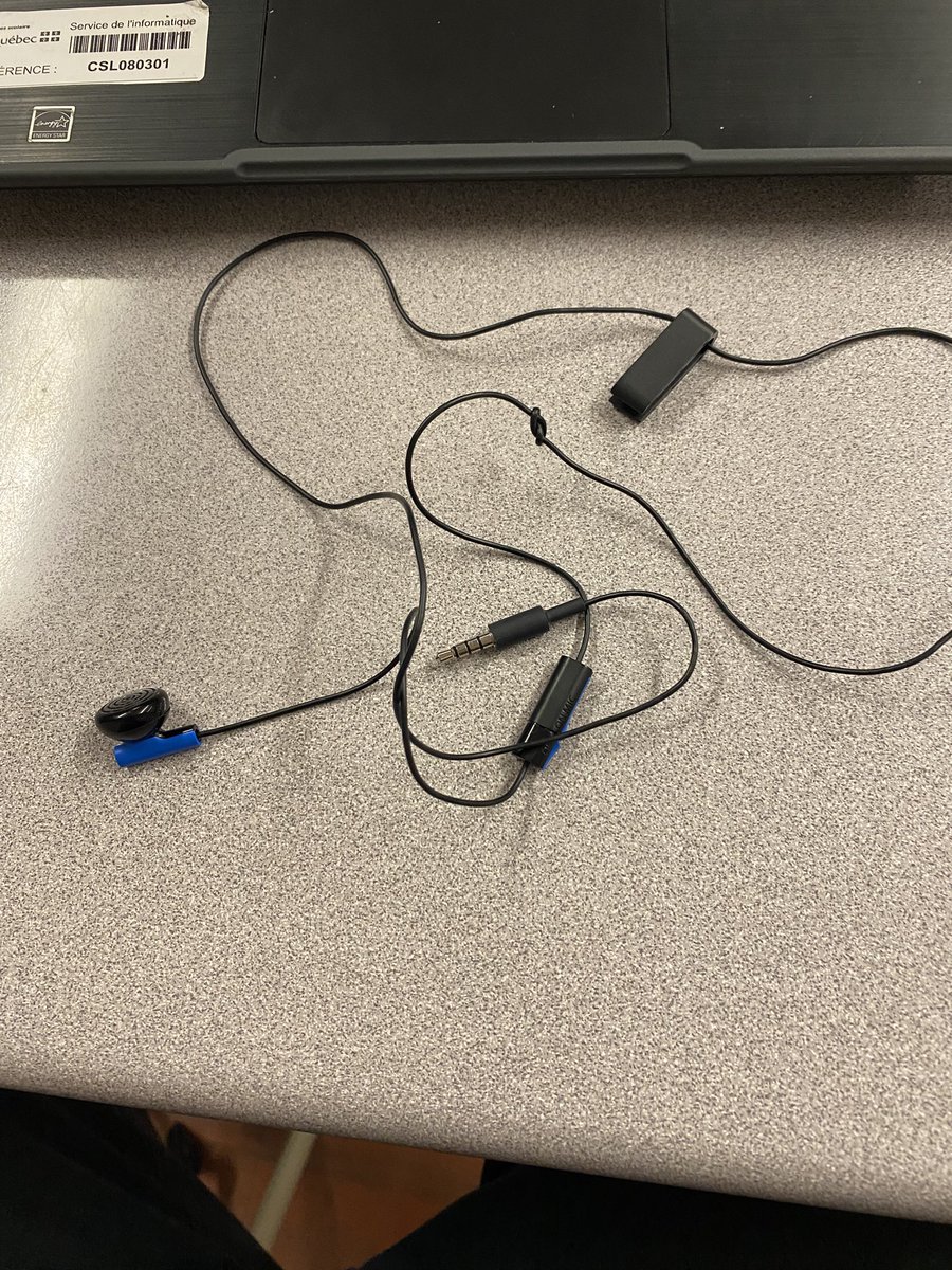 gogaf07's tweet photo. mon prof qui se ramène avec des écouteurs pour play 4 en cours peut être c’est polo prime on sait pas https://t.co/IL0TreuUEU