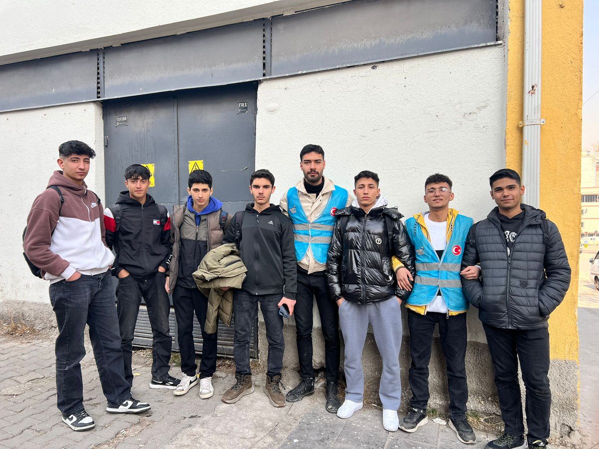 yenisecmen27's tweet photo. Gaziantep İl Yeni Seçmen Birimi Ekibi Olarak Gençlere Işık Olmak İçin Sahalara Döküldük. Bugün Gaziantep Özel İdare Anadolu Lisesine yaptığımız ziyaret sonucunda gençlerle yaptığımız hasbihal sonucunda aramıza yeni gençler katarak dahada büyümeye devam ediyoruz.
#AkLiselim https://t.co/PZMjjD9sbf