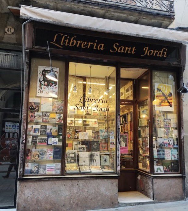 ramontremosa's tweet photo. En Josep, que era el propietari de la @santjordillibre del carrer Ferran de #Barcelona, va morir la setmana passada. Els seus familiars han fet lots de regal per #Nadal i ens demanen que en fem difusió, perquè tenen molts llibres i ben aviat han de deixar la botiga. Som-hi !! https://t.co/qjww2SpFo9