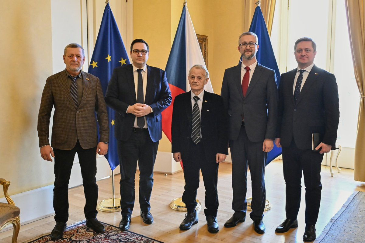 .<a href="/JanLipavsky/">Jan Lipavský</a> qırımtatar yolbaşçısı ve sabıq sovet dissidenti Mustafa Cemilev ile pek müim körüşüvi! Qırımnı daima hatırlamaq kerekmiz 🇺🇦. Qırım aqqında iç bir şey onıñ tamır milleti, qırımtatarlarsız muzakere etilmez.