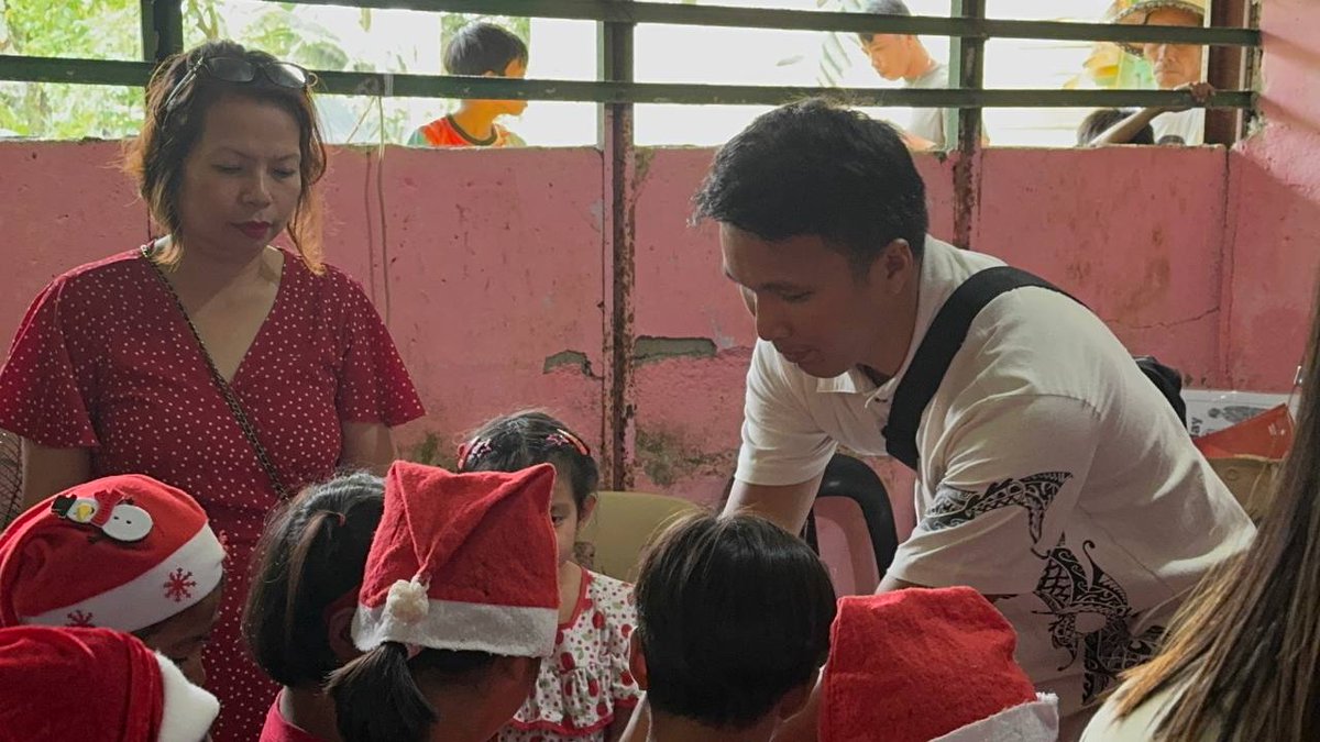 alvinTIOx's tweet image. Despite the typhoon and heavy rain, it was a successful gift giving day.
230 childrens receive quality school bags, slippers, toys, school supplies.
To all who give, and help. Tha k you very much.
Special thanks to @ChildEvangelism leyte and samar rep. for the help.