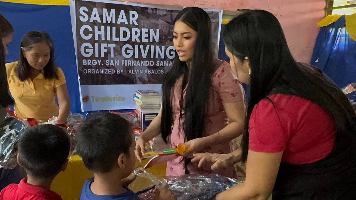 alvinTIOx's tweet image. Despite the typhoon and heavy rain, it was a successful gift giving day.
230 childrens receive quality school bags, slippers, toys, school supplies.
To all who give, and help. Tha k you very much.
Special thanks to @ChildEvangelism leyte and samar rep. for the help.