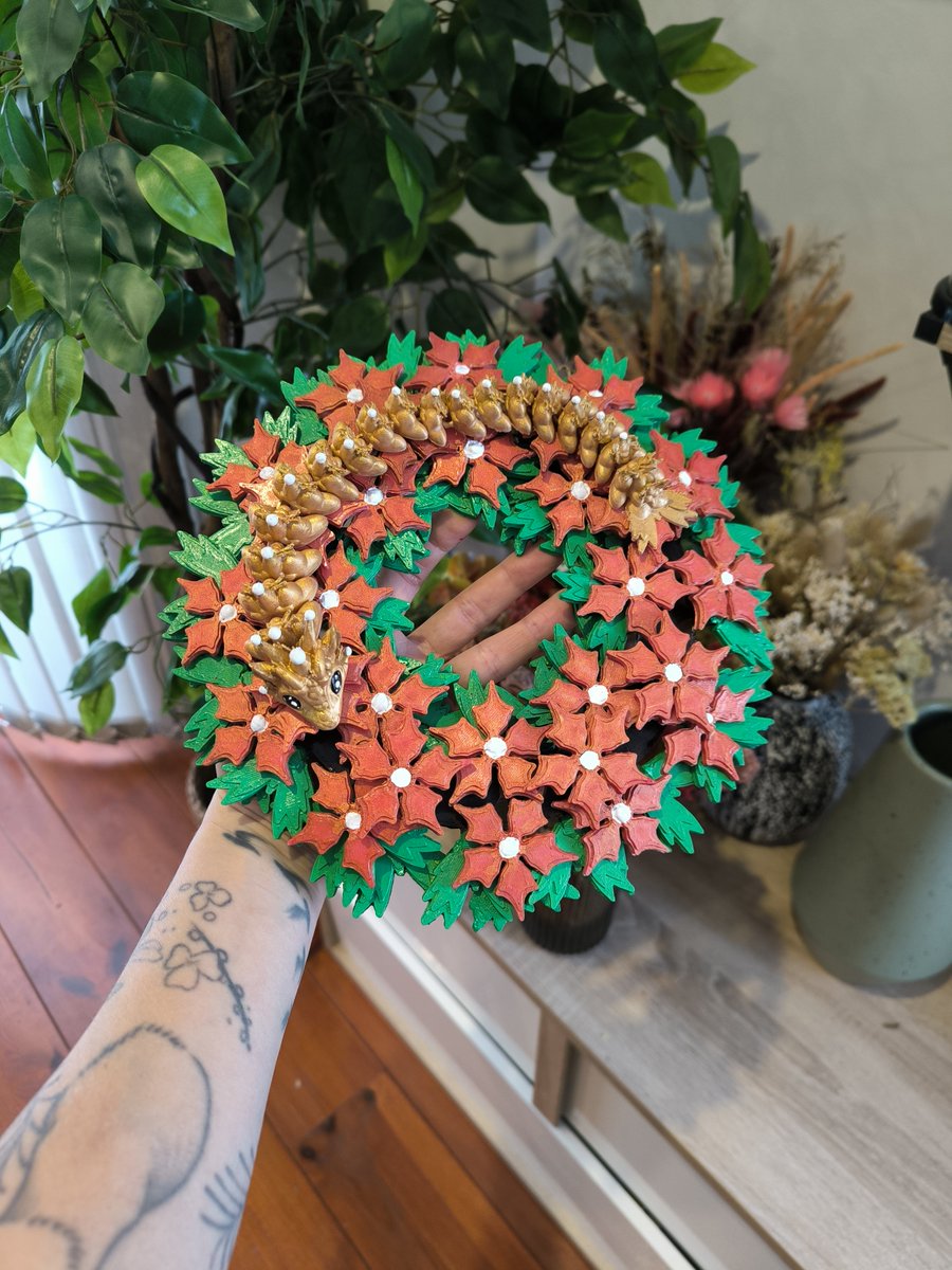 MILLEKA4's tweet photo. 🤶CALENDRIER DE L'AVENT JOUR 22

Aujourd'hui c'est @ArtLymia qui vous offre un lot !

A gagner : une couronne des fêtes dragon.
Conditions : RT et follow @ArtLymia et mon compte.
Tirage au sort : 23/12

#giveaway #AdventCalendar2024 https://t.co/SmNQK4MAGJ
