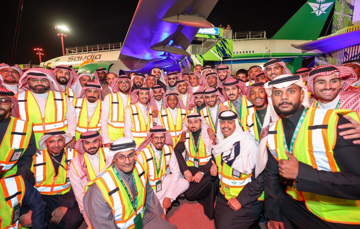SaudiaGroup's tweet photo. معالي @Turki_alalshikh ومعالي @ibrahimAl_Omar مع فريق @Saudiatechnic التابعة لـ #مجموعة_السعودية المساهمين في عمليتي فك وإعادة تجميع الطائرات المشاركة في منطقة بوليفارد رن واي. https://t.co/hq5ixuuMvy