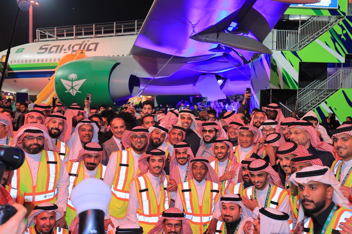 SaudiaGroup's tweet photo. معالي @Turki_alalshikh ومعالي @ibrahimAl_Omar مع فريق @Saudiatechnic التابعة لـ #مجموعة_السعودية المساهمين في عمليتي فك وإعادة تجميع الطائرات المشاركة في منطقة بوليفارد رن واي. https://t.co/hq5ixuuMvy