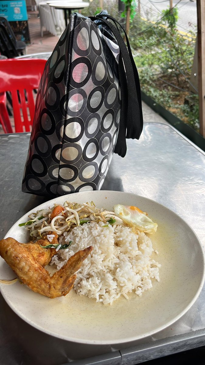 zalyazahari's tweet photo. 4. Tempat makan Halal 

Kalau nak cari port makan tengah hari halal boleh pergi dekat Masjid Sultan. Dekat sini semua makanan halal la. Pilih je nak yang mana tapi hati2 la kang kena nasi sepinggan 100 pulak ye 🤣 I makan haritu convert jadi lah Rm29 hahaha https://t.co/1ONS0CmHEi