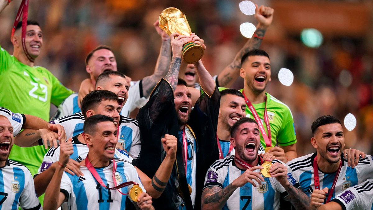 FutbolistasAXEM's tweet photo. En el día en que se cumplen 2 años de la consagración argentina en Qatar 🇶🇦, les presentamos la edición 40 del #ArchivoAXEM. Nuevamente tenemos número record con 7508  y un total de 263 futbolistas mujeres jugando fuera de nuestro país. Acá les dejamos el enlace para que puedan descargar el archivo. Se agradece la difusión. 👉https://t.co/kQVj0mM8yM