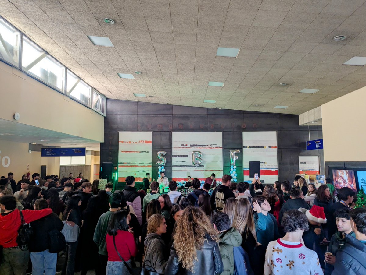 upsa's tweet photo. 🎸 El grupo 'The Jockers' actuó ayer en la actividad navideña #SnowballFest organizada por los #estudiantes de cuarto de #Comunicación Audiovisual 🎶 La iniciativa forma parte del proyecto final de la #asignatura Comunicación #Musical. @fcomsalamanca https://t.co/m8mRpVMlE1