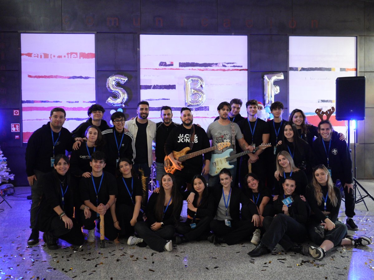 upsa's tweet photo. 🎸 El grupo 'The Jockers' actuó ayer en la actividad navideña #SnowballFest organizada por los #estudiantes de cuarto de #Comunicación Audiovisual 🎶 La iniciativa forma parte del proyecto final de la #asignatura Comunicación #Musical. @fcomsalamanca https://t.co/m8mRpVMlE1