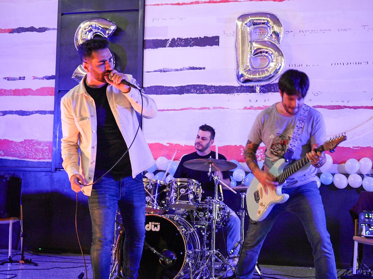 upsa's tweet photo. 🎸 El grupo 'The Jockers' actuó ayer en la actividad navideña #SnowballFest organizada por los #estudiantes de cuarto de #Comunicación Audiovisual 🎶 La iniciativa forma parte del proyecto final de la #asignatura Comunicación #Musical. @fcomsalamanca https://t.co/m8mRpVMlE1