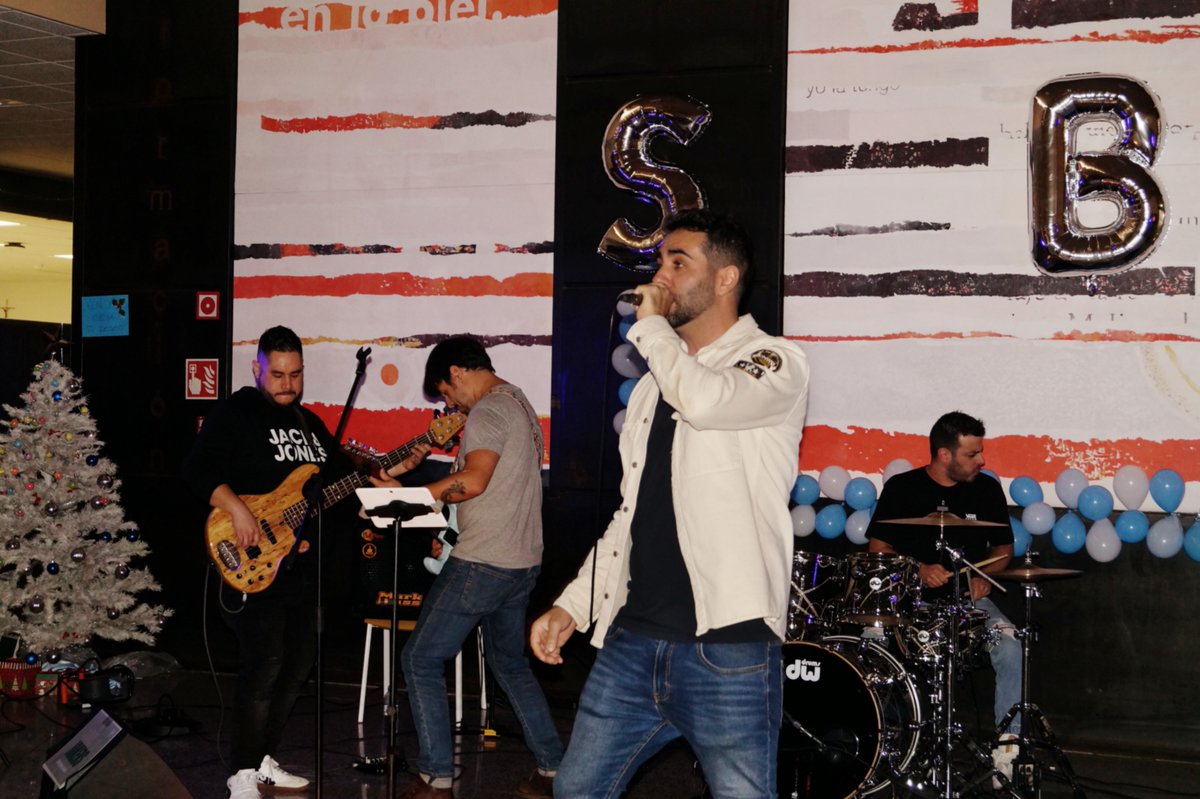 upsa's tweet photo. 🎸 El grupo 'The Jockers' actuó ayer en la actividad navideña #SnowballFest organizada por los #estudiantes de cuarto de #Comunicación Audiovisual 🎶 La iniciativa forma parte del proyecto final de la #asignatura Comunicación #Musical. @fcomsalamanca https://t.co/m8mRpVMlE1