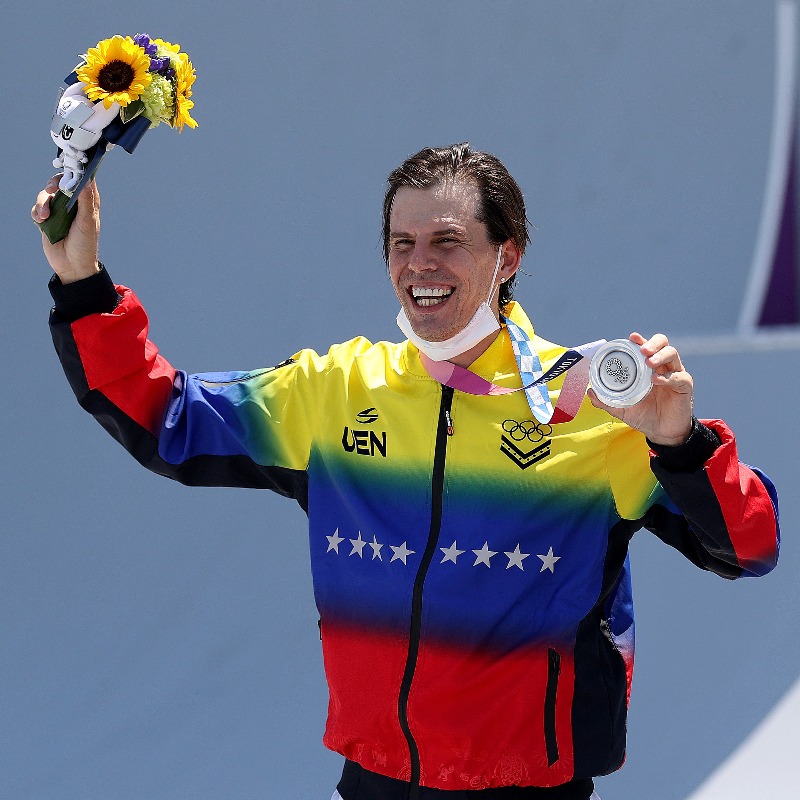 juegosolimpicos's tweet photo. Daniel Dhers, la leyenda del BMX Freestyle que tendrá su última competencia 🇻🇪🥹

El venezolano, fuente de inspiración, ganó la medalla de plata en #Tokyo2020. 🥈

En Abu Dabi cerrará su tour de despedida en el Mundial de Ciclismo Urbano. 🚲

#JuegosOlímpicos I @Danieldhers