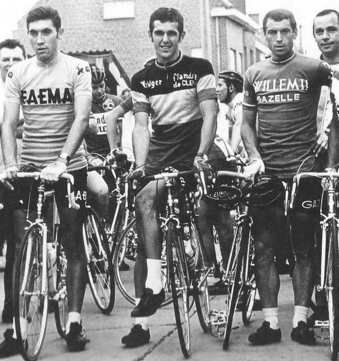 Seuls trois coureurs ont remporté les cinq Monuments : Eddy Merckx (19), Roger de Vlaeminck (11) et Rik Van Looy (8).  Les voici réunis, pour une photo à plus de 1300 victoires au total.