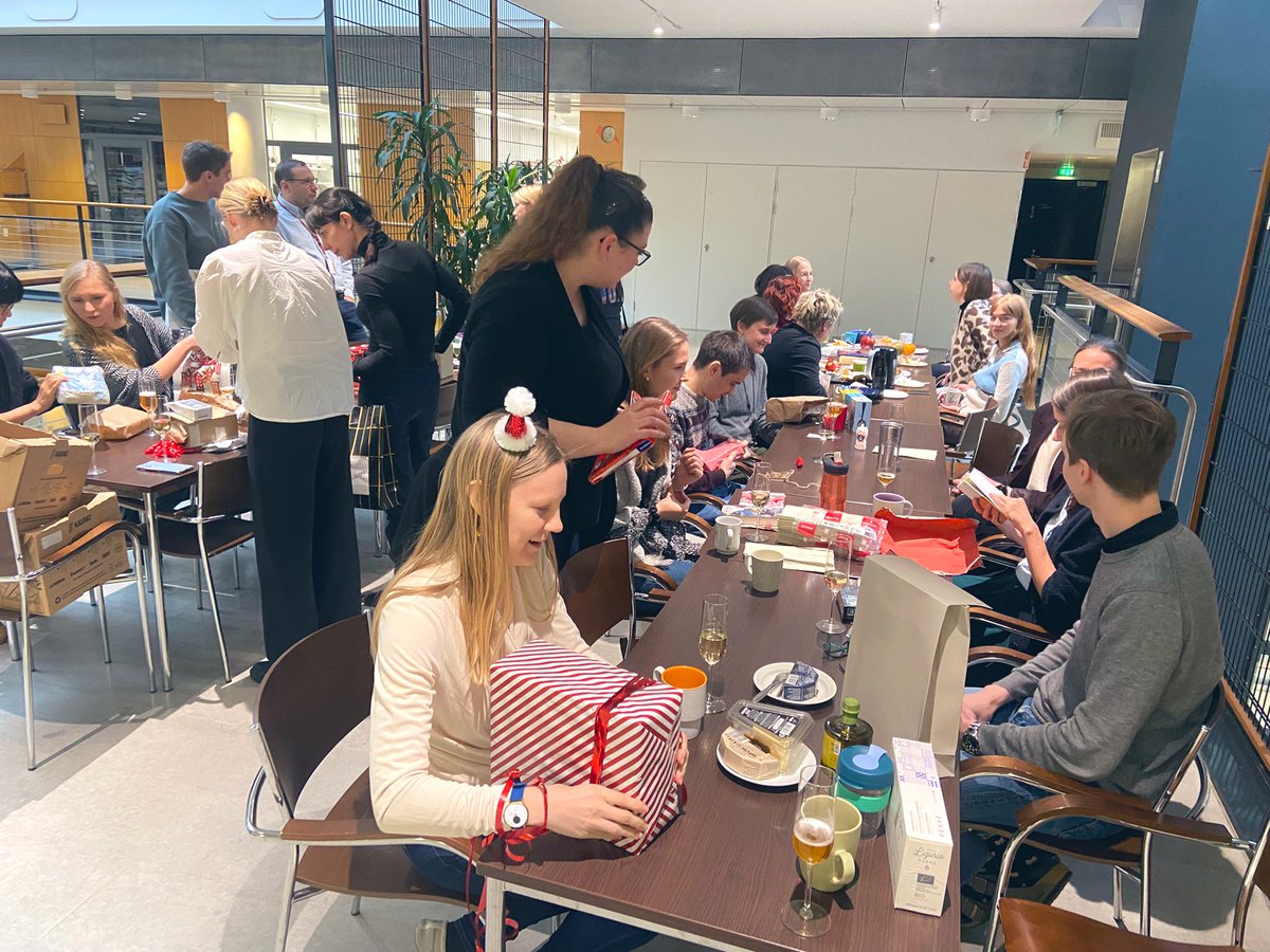 Already traditional Secret Santa time in <a href="/HautaniemiLab/">Hautaniemi Lab</a> 🎁