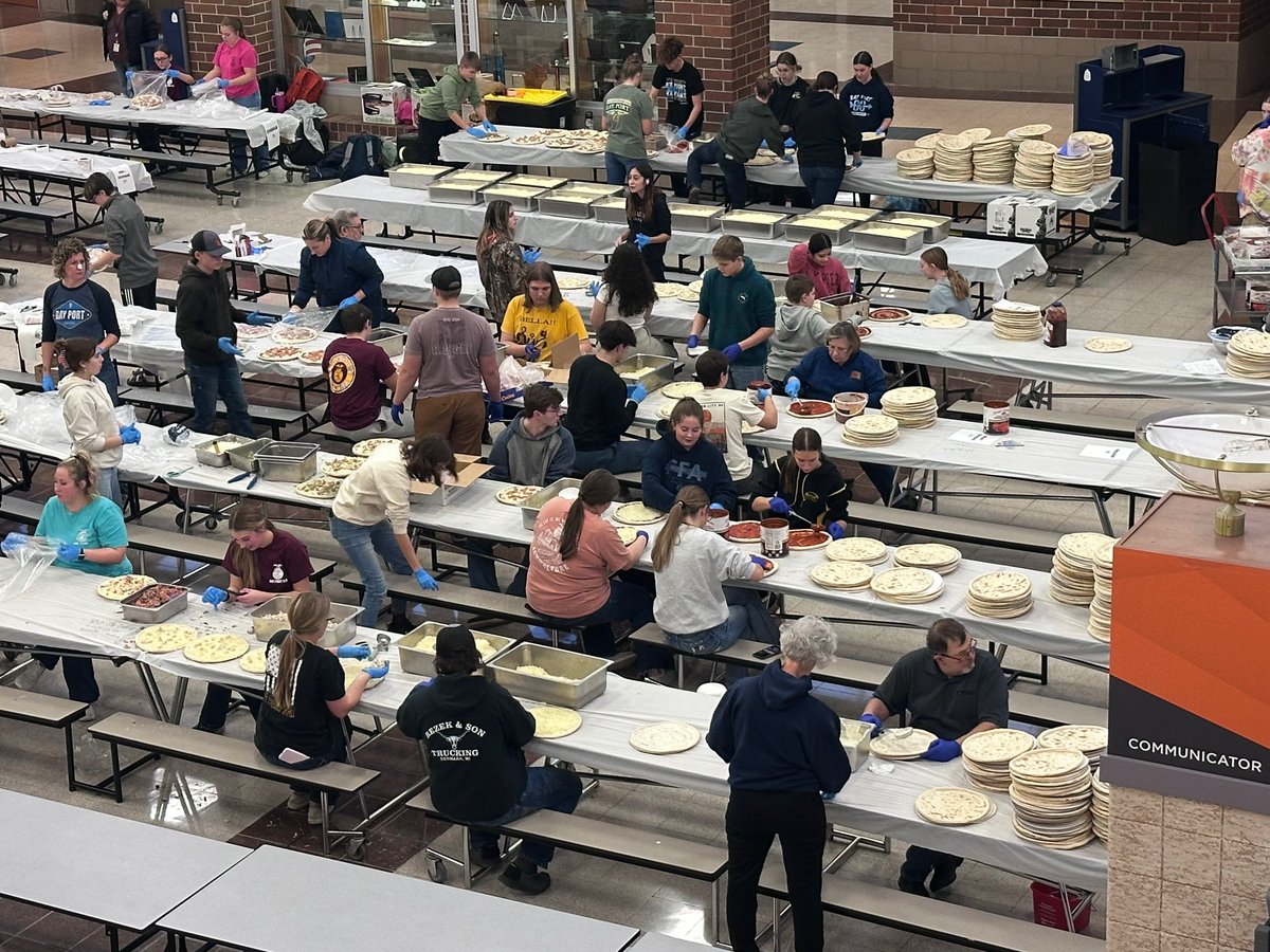 BayPortFFA's tweet photo. 🍕Yesterday our FFA chapter made over 1500 pizzas for our annual pizza sale fundraiser!

Thank you to all of the members, alumni, staff, and parents who came out to help us make all of these pizzas! https://t.co/GRUsL885SN