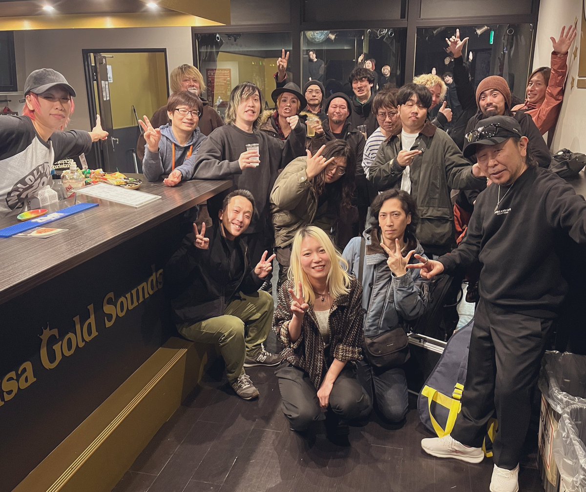 GoldSounds1's tweet photo. 本日もありがとうございました!
恒例の乾杯写真です🍻
2024を締めくくるバンドブッキング最終日⚡️
爆音に酔いしれてお酒も進む!
これぞ浅草の夜でした❗️🍺
2024.12.18 (水)
Gold Sounds pre.『EMOTION』
#ジオラマアパート
#REVSONICS
#THEVOLTNUTS
#ザ夜間飛行ズ
#BrownCrow
#シュメルの集い https://t.co/SsPkTLIHm6