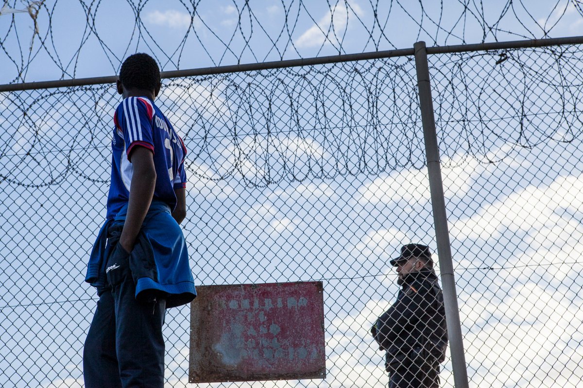 ⛔️ Hoy, 18 de diciembre, Día Internacional de las Personas Migrantes, diversas organizaciones pedimos la prohibición del perfil racial en las labores policiales de parada e identificaciones.

#ParadelRacismo #NoalaPerfilaciónRacial

🧵⬇️