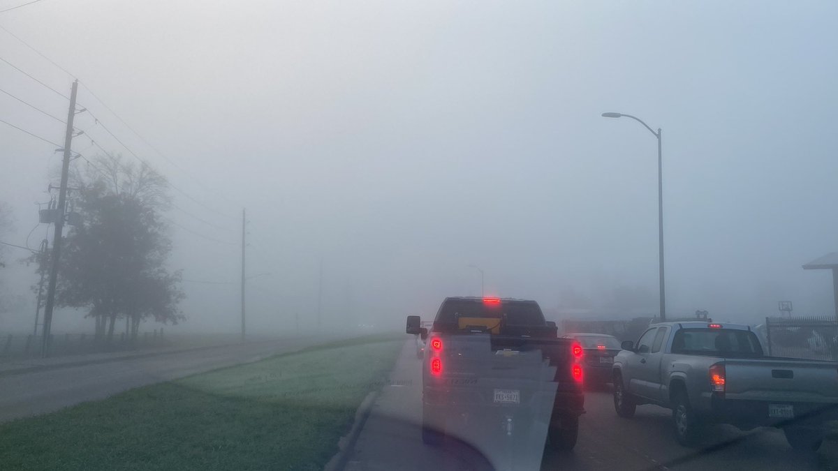 Drive carefully Houston. The fog is heavy &amp; so is the traffic.
There’s a traffic light in there somewhere 🚥 

#HoustonWeather #HoustonTraffic
#Foggy #HoustonMetro