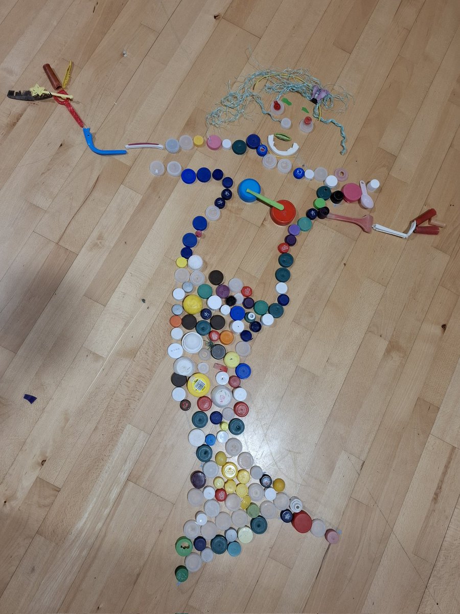 TimPughArtist's tweet photo. Lovely beach plastic art workshops held yesterday for Year 2 pupils at Ysgol Bodnant,Prestatyn,Denbighshire  for the Maritime Conservation Society/Hiraeth yn y mor project. Well done artists 👏 @HYYM_mcsuk @mcsuk #beachplastic #art #pollution #awareness #creativelearning  #art https://t.co/jupxgNvCs9