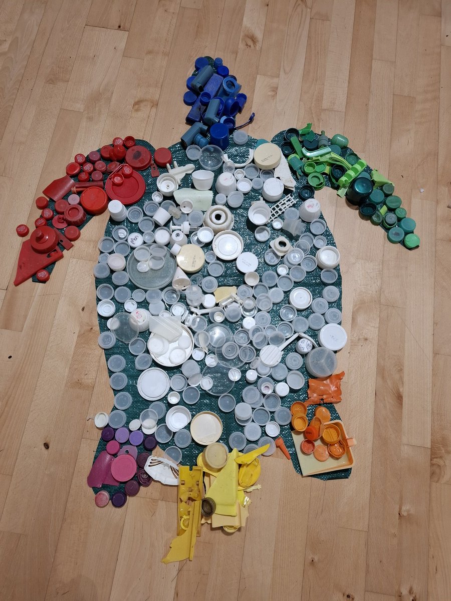 TimPughArtist's tweet photo. Lovely beach plastic art workshops held yesterday for Year 2 pupils at Ysgol Bodnant,Prestatyn,Denbighshire  for the Maritime Conservation Society/Hiraeth yn y mor project. Well done artists 👏 @HYYM_mcsuk @mcsuk #beachplastic #art #pollution #awareness #creativelearning  #art https://t.co/jupxgNvCs9