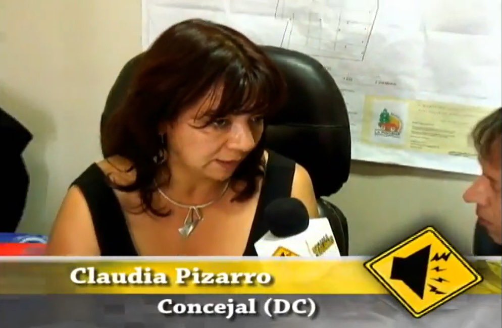 difamadores's tweet photo. No estamos con @ClaudiaPizarro y les contamos por qué.
Fueron más de 16 años en los que colaboramos con ella y su desafío de terminar con la corrupción en el municipio de La Pintana. Pusimos a su disposición todo lo que sabíamos en comunicación política. La ayudamos a posicionarse, y a hacerse un nombre en las redes sociales y la prensa nacional. Lo hicimos porque creímos en ella.
En 2012, luego de su primer periodo como concejala, enfrentó al ex alcalde Jaime Pavez en una primaria que perdió desastrosamente. Y allí estuvimos apoyándola, ayudándola a ponerse de pie, mientras muchos le dieron la espalda en su propio partido.
Desde ese mismo año, nos sumamos a sus esfuerzos de denuncia de las irregularidades de la gestión pavecista en La Pintana, que incluyeron no solo redes sociales y prensa, sino presentaciones en Contraloría y la justicia, que terminarían hace un par de años con una condena por malversación contra el cacique PPD, quien en 2018 ya había sido destituido por abandono de deberes, cuando era concejal.
Pizarro logró ganar las elecciones en 2016 ante la derecha y el candidato delfín de Pavez, a quien su partido sacó de carrera luego de perder una encuesta y tras los escándalos de corrupción que fueron profusamente informados por la prensa. Siendo una simple concejala, salía más en redes y prensa que cualquier alcalde o parlamentario.
En 2021, apoyamos su reelección, que ganó por amplio margen, luego de un primer periodo de gestión impecable, con proyectos innovadores y muchas obras emblemáticas, como el primer Polideportivo de La Pintana, la Corporación Cultural y los patrullajes en seguridad.
Entremedio, estuvimos junto a ella cuando enfrentó a los narcos de San Ramón, que asediaban La Pintana desde el municipio vecino. Todos sabemos cómo terminó esa historia: La mayor vergüenza para el socialismo chileno.
Pero su segundo periodo fue horrible. Sus directores más talentosos emigraron en 2021 hacia otras comunas, como Maipú, Estación Central, Renca o el gobierno regional. En su reemplazo, llegó lo que botó la ola: Un jefe de gabinete DC pusilánime, barrido en las elecciones por René de la Vega en Conchalí; un director de seguridad DC que aún mantiene vínculos con la derechista Ximena Rincón, y un administrador PS que trabajó con el ex alcalde Miguel Ángel Aguilera, que persigue a los trabajadores con sumarios y que conspiró contra su compañero, el alcalde Cristopher White, al apoyar por debajo a Leonel Cádiz, en San Bernardo.
Claudia Pizarro llegó a las elecciones de octubre sin cortar una sola cinta, con serias acusaciones de maltrato, decenas de juicios laborales perdidos, sueldos escandalosos de su gente de confianza, abuso de su imagen propia y una gestión en seguridad pública tan espantosa, que tiene a La Pintana convertida en la comuna más peligrosa del país.
Fue por estas razones que un candidato desconocido, como el independiente Guillermo Benavides, del que se burlaban por organizar bingos y torneos deportivos, estuvo a punto de ganarle. Pizarro lo superó apenas por 2.400 votos de un padrón de 135 mil electores.
Hoy la alcaldesa no tiene a ninguno de los pioneros de su equipo junto a ella, porque los despidió o le renunciaron. Perdió el control territorial, tanto que ni siquiera se atreve a salir a la calle, sin dar aviso a Carabineros. Su gestión en cultura y medioambiente se fue al carajo. El 62% del electorado pintanino no votó por ella, por lo que su capital político se esfumó. Su discurso se escucha gastado y victimista. Sus volteretas políticas, que la llevan un día a fustigar al Presidente de la República porque “le falta liderazgo” y al día siguiente a sacarse una foto abrazada con él, le han pasado la cuenta.
Claudia ya no es una persona que esté trabajando por sus vecinos, sino que es parte del añejo aparato que le queda a la DC como agencia de empleos.
(Imagen de junio de 2011, cuando la acompañamos en su campaña para evitar cierre de Liceo Villa La Pintana).
Fuiste buena. 👋🏽