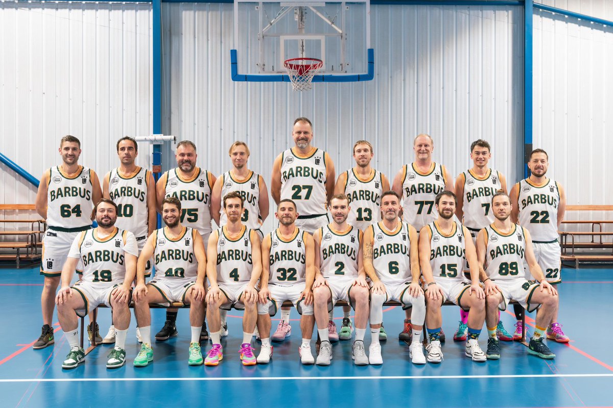 AirJojo64's tweet photo. Hello @MaryPatrux le bisou du 64
La #TeamPetitBarbu joue à 6 le dimanche mais toujours 17 pour la photo en city edition hommage aux Celtics avec @BshopBasketball https://t.co/CiLlM7gwRN