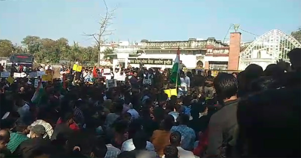 PeoplesUpdate's tweet photo. विभिन्न मांगों को लेकर MPPSC के खिलाफ इंदौर में छात्रों का प्रदर्शन, NEYU के बैनर तले हुआ प्रदर्शन 
https://t.co/O6Hu1vQvj9

#Indore #MPPSC_न्याय_यात्रा #MPPSC_PROTEST @EduMinOfIndia
@NEYU4MP @MPYuvaShakti @NEYU4INDIA #Students #Protest #MPNews #PeoplesUpdate https://t.co/udOeYPOwuw