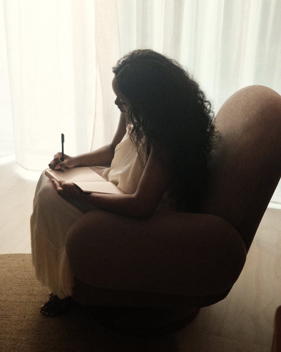 IzaReal's tweet photo. como posso amar assim? 🤍 21h música e clipe https://t.co/2LXgXuCcsC