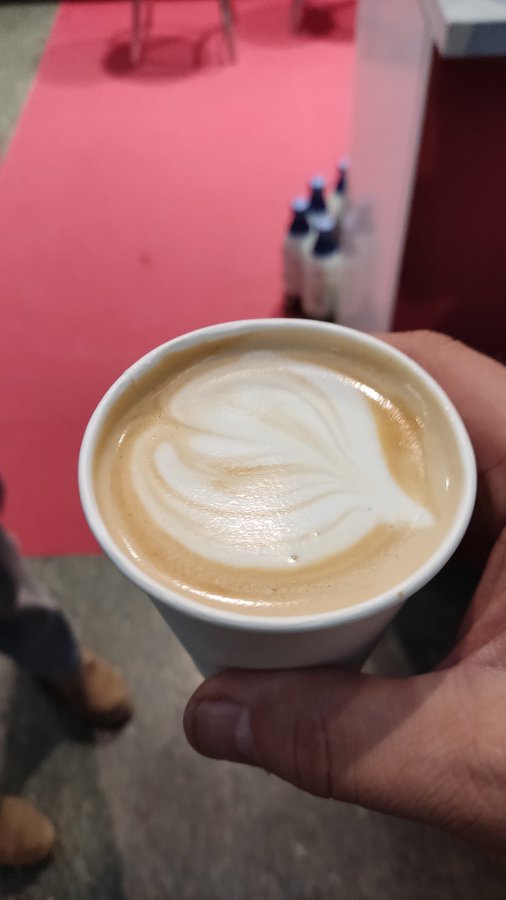 Hay tantas formas de tomar el #café... (casi) tantas como personas hay en el mundo, ¡elige la tuya! #Cafelfie de:
☕️ <a href="/comoju/">Cova Morales</a> 
☕️ <a href="/ContrerasXavier/">Javier ©ontreras🇲🇽</a> 
☕️ <a href="/cronicasbebidas/">CRONICAS BEBIDAS</a> 
☕️ <a href="/lmontoya/">☕ Monty ☕</a>