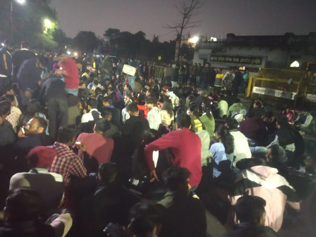 NEYU4INDIA's tweet photo. मोहन सरकार होश में आओ, ��ात्रों की मांगें पूरी करो।

#MPPSC_PROTEST

@narendramodi @DrMohanYadav51 @ChouhanShivraj @BBCHindi @JM_Scindia @prahladspatel @jitupatwari @UmangSinghar https://t.co/MAB78uAewG