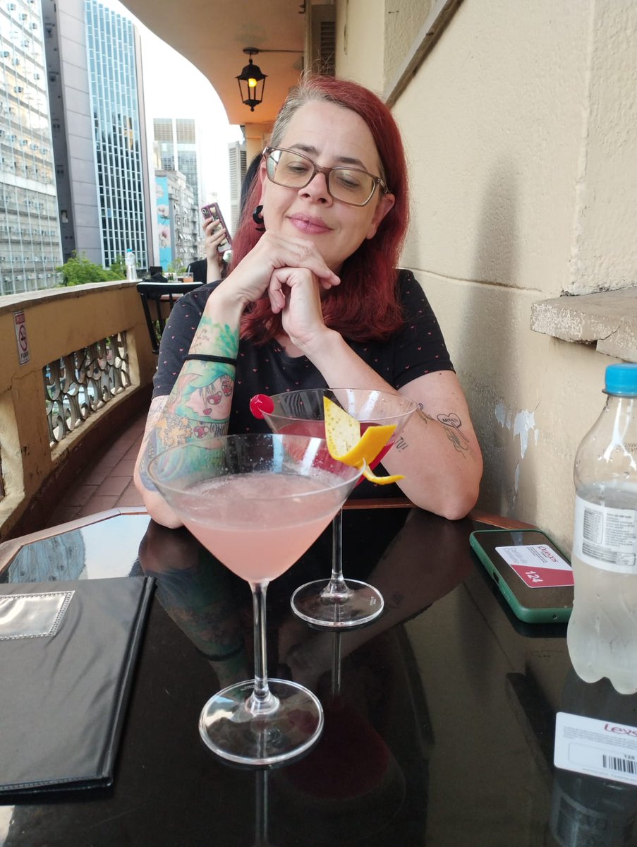 fazendoanarcisa's tweet photo. Primeiro drink versus quarto drink #amiguinhas com @euamoafiona https://t.co/Ii54vMfALu
