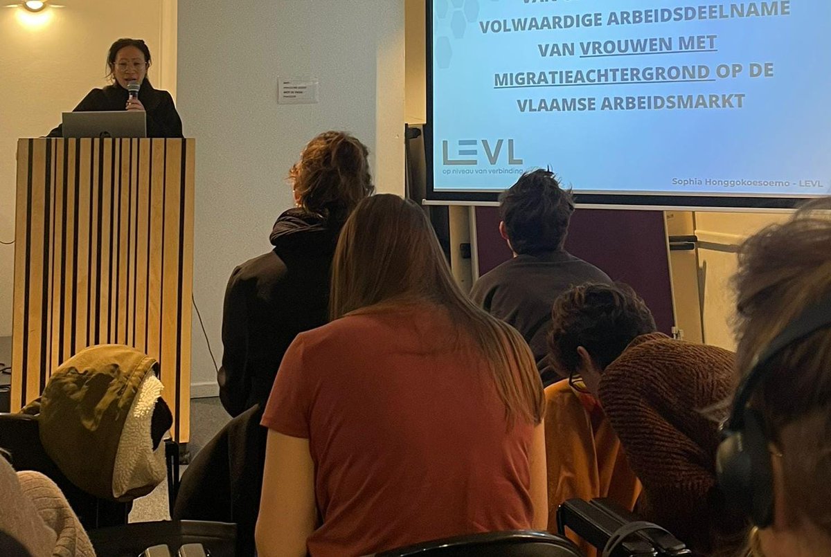 ✏️ Deze week organiseerde de federale coalitie Gender &amp; Socio-economische onafhankelijkheid een studiedag. rond de verbondenheid van gender- en precariteitmechanismen. Collega Sophia zoomde hier in op de positie van vrouwen met een migratieachtergrond op de #arbeidsmarkt.