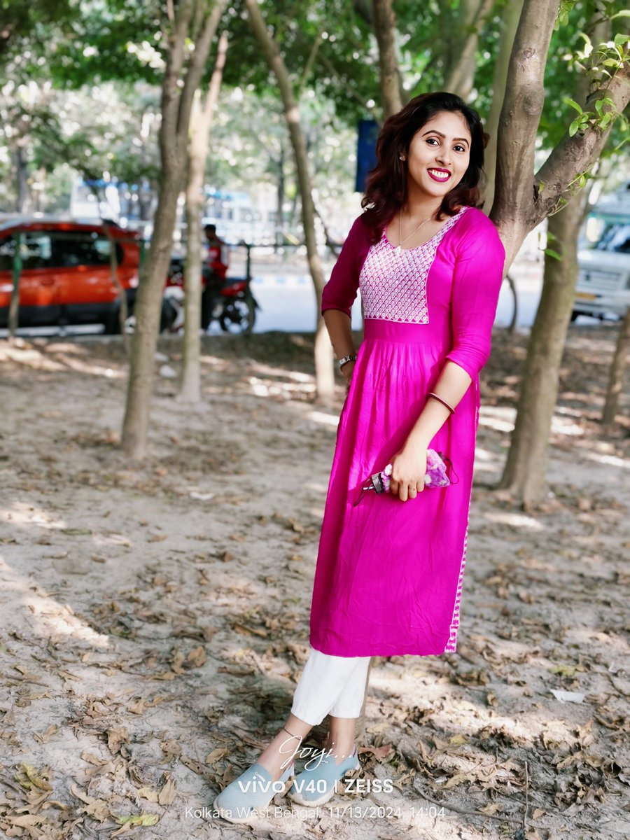 JayeetaGupta8's tweet image. #indianfashion, #kurtastyle, #fashiongram, #ootd, #vibrantcolors

A Vibrant Purple 💜 Kurta, Perfect For A Sunny ☀️ Day....