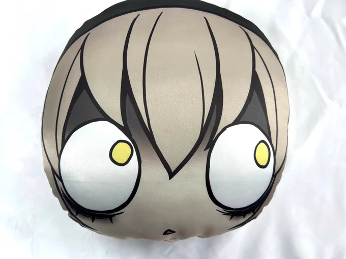 実はさっきポストしたぺこらクッションとは別に顔がデカくなり過ぎてバケモノ化してしまったぺこらクッションが存在します。それがこれ。バケモノ化すると思わず100ぐらい作ってしまったので全部編集部に預けました。なので何かのタイミングで放出されると思います。 