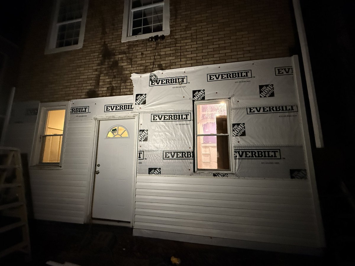 IB_sky350's tweet photo. Siding started to go on yesterday- long process one manned #holland https://t.co/nYrKXfuLig