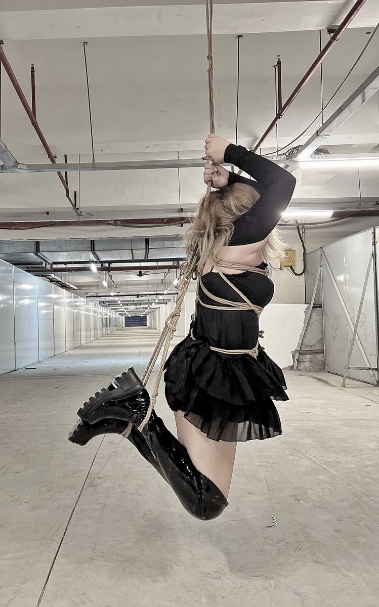 荡叔夸我胆子大
r:<a href="/fuping_shibari/">浮萍</a> 

#吊缚 #捆绑 #户外