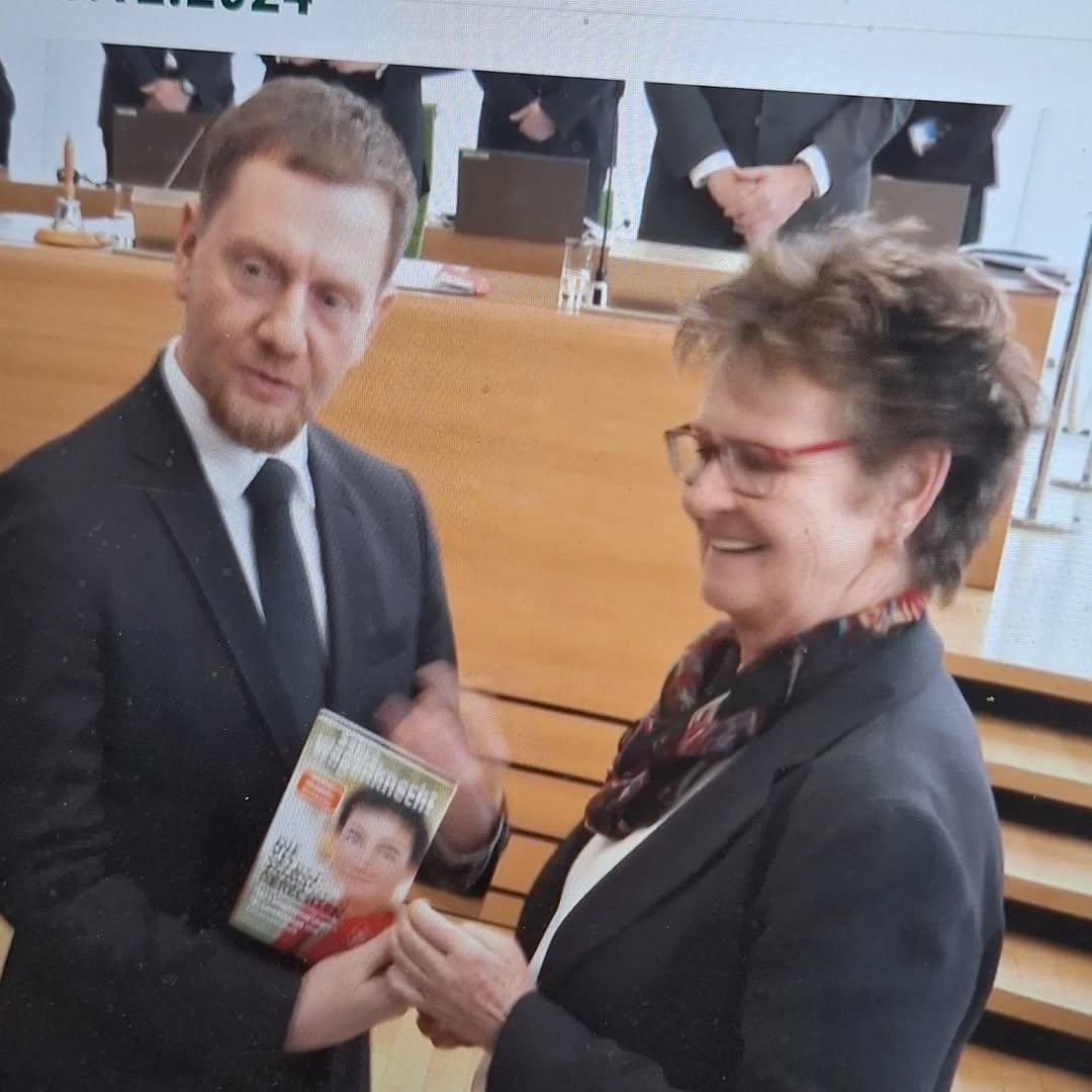 BSW-Landeschefin Sabine Zimmermann hat Michael Kretschmer zu seiner Wiederwahl das neueste Buch von Sahra Wagenknecht geschenkt. Kretschmer freut sich wie ein Honigkuchenpferd und das ist alles, was man zur MP Wahl in Sachsen sagen muss.